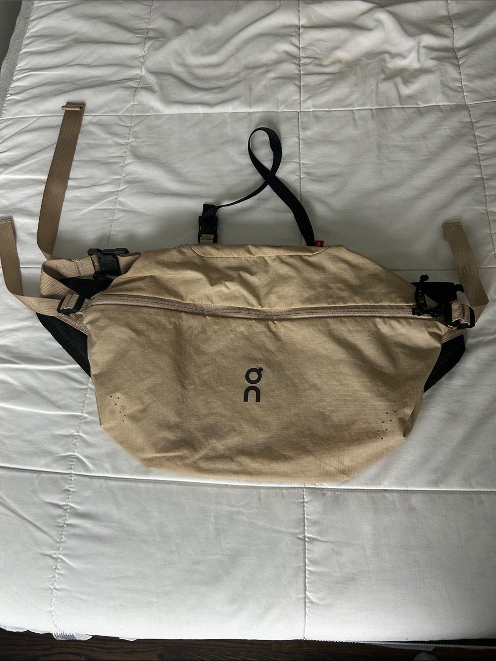 EUC On Running 9L Beige Waist Bag with Black Accents